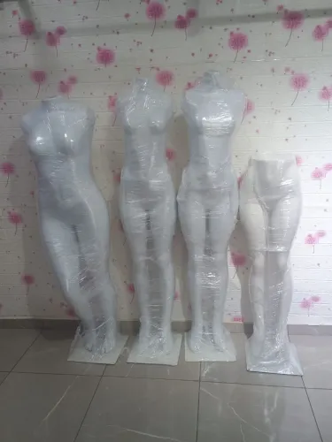 VENDO 4 MANEQUINS FEMININOS SEMINOVOS (TODOS CONTEM OS BRAÇOS Valor: R$ 420,00 
