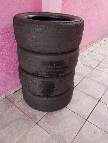 Tenho 4 Pneus Usado ( ESTEPE )para HR. ou Kia Bongo. 4 PNEUS Usada p/ Hilux ou S10.