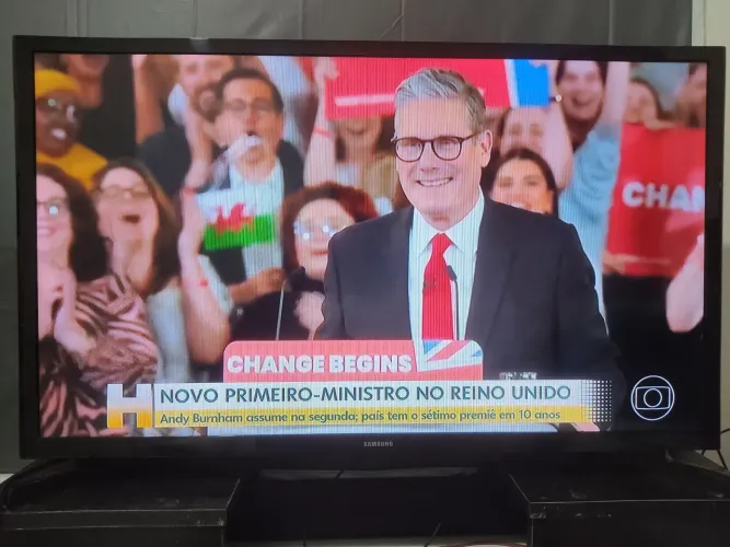 TV Samsung LED de 32 polegadas modelo UN32J4000AG com conversor integrado
