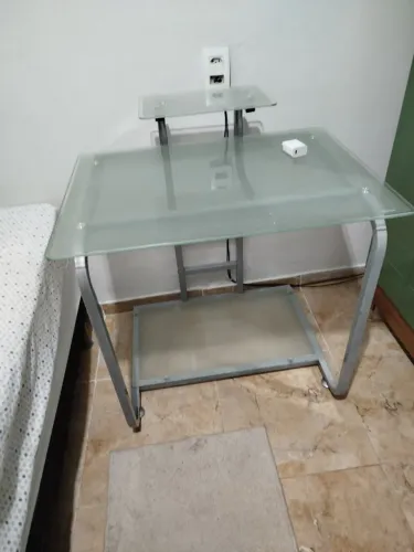 Mesa / Escrivaninha para Computador em Vidro Temperado e Metal - Excelente Estado!