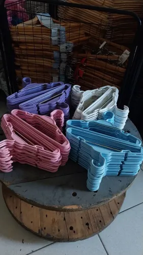 Cabide infantil novos 1,00 cada