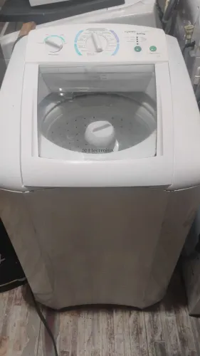 Máquina de lavar roupa Eletrolux 9 kg funcionando perfeitamente