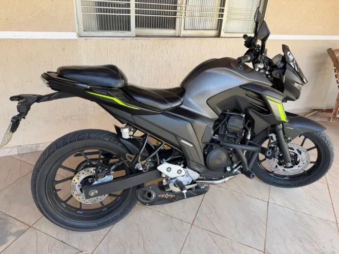 Fazer 250 23/24 com vários acessórios 
