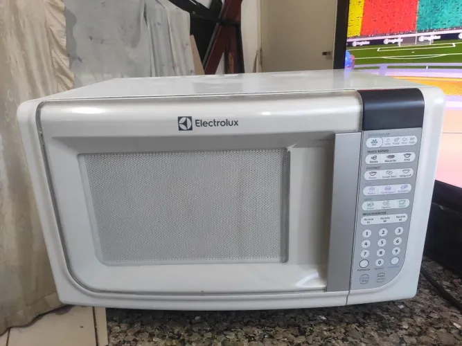 Microondas Eletro lux 31 litros, com garantia de 3 meses.