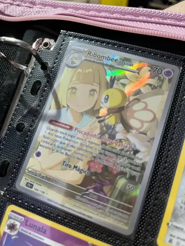Carta Pokémon Ribombee da Lílian 067/159 Amigos de Jornada TCG em Português