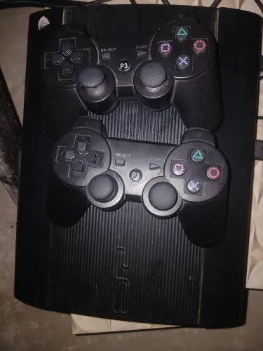 PS3 SEMI USADO UNS 6 OU 7 MESES , ELE VEM DESBLOQUEADO VEM COM 2 CONTROLES E CABOS