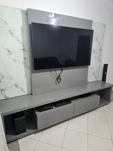 Rack para sala de estar com painel em mármore