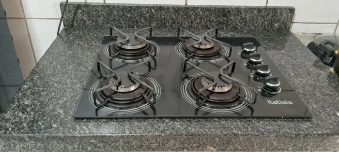 Fogão Cooktop 4 bocas e uma pedra de Mamoré
