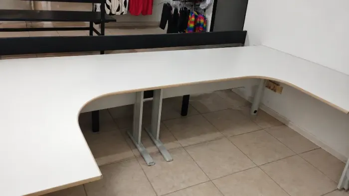 Mesa de escritório em L