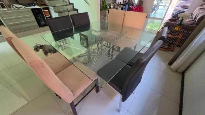 Conjunto Mesa de Jantar Escultural em Vidro + 8 Cadeiras Modernas