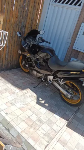 Moto suzuki GSXF 750 cilindrada