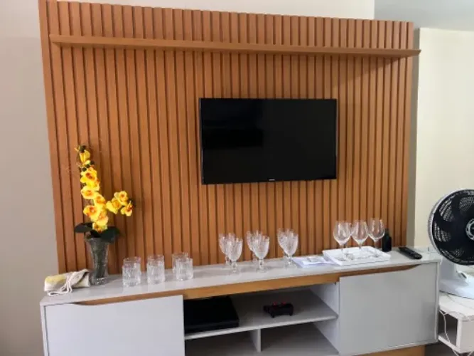 Painel Ripado com Rack para TV - Estilo Moderno