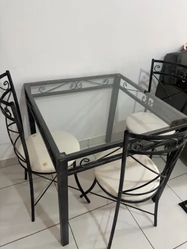 Conjunto de mesa com 4 cadeiras à venda!
