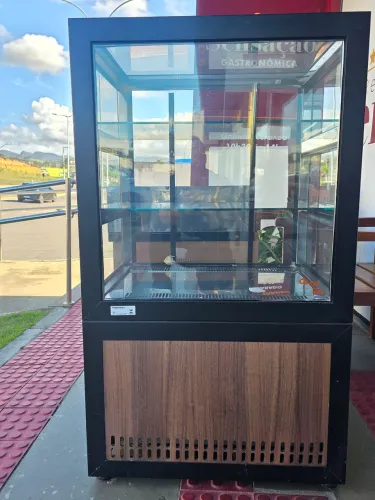 Vitrine expositora refrigerada Ômega