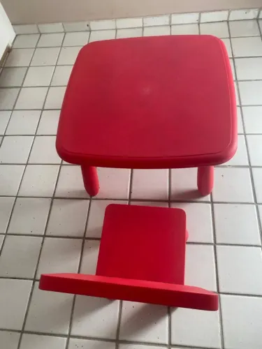 Mesa infantil de plástico resistente vermelha