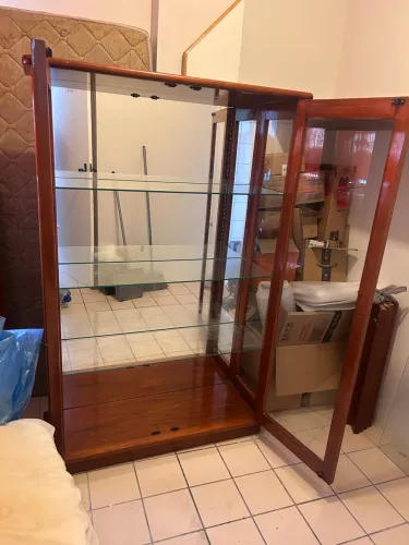 Cristaleira de Madeira com Portas de Vidro e Espelho