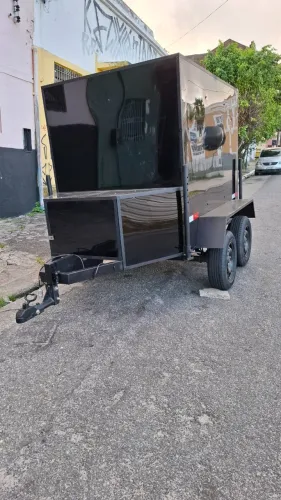 Reboque baú reforçado com 2 eixos
