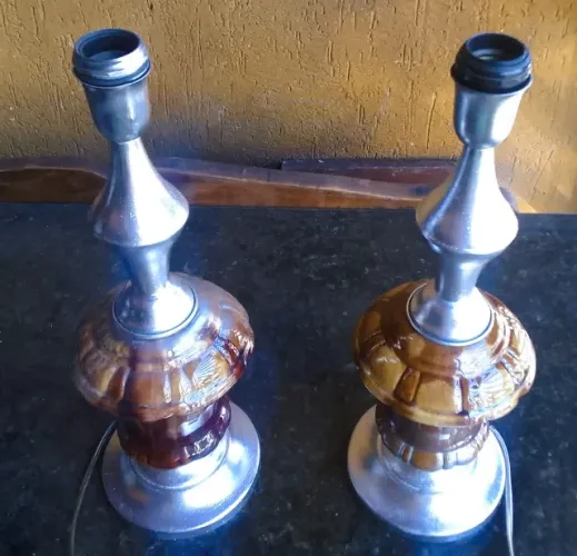 Par antigo abajur estrutura metal esmaltagem prateada bojo faiança vitrificada