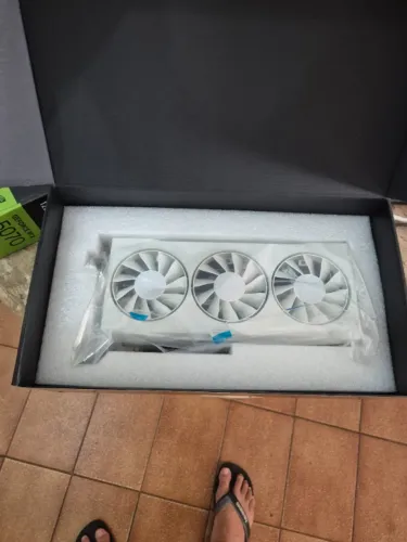 Placa de Video XFX Radeon RX 9060 XT Triple Fan OC White, 16GB, GDDR6, 128-bit