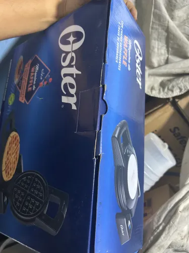 Máquina de Waffle Oster Perform 180 (modelo OWAF110), na cor preta.