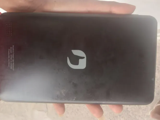Vendo tablet positivo, tá travando e o botão de volume não tá pegando.
