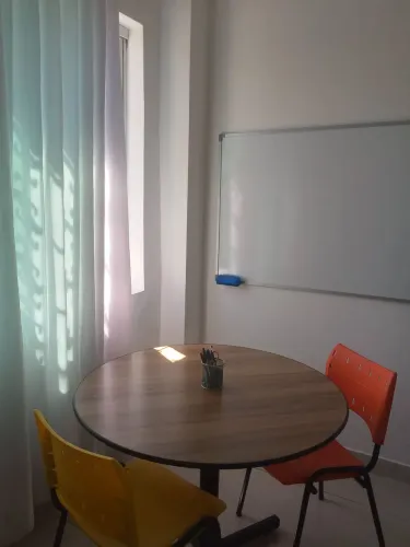 Mesa redonda para escritório