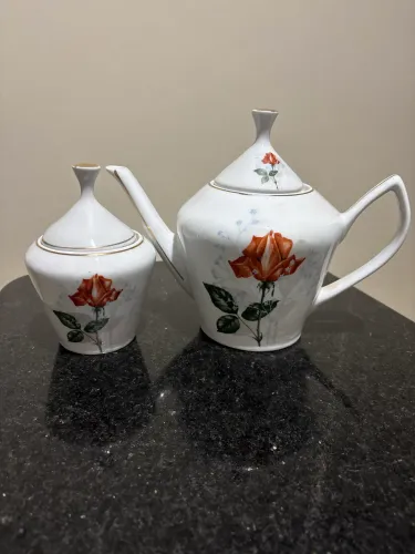 Jogo de Chá Clássico em Porcelana com Rosas - Peça Elegante