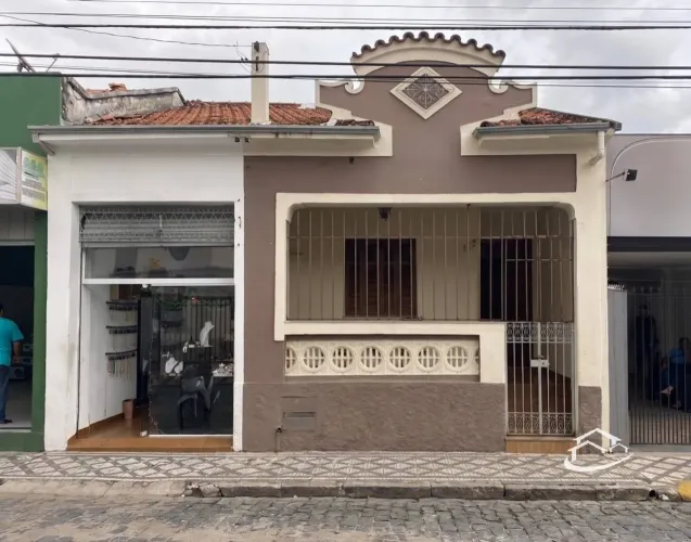 Casa com Ponto Comercial no Centro de Lorena à Venda