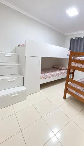 ? Quarto compartilhado com 4 camas em Maringá ?