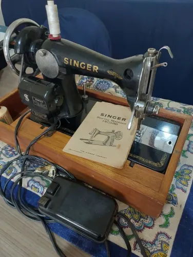 Máquina de Costura Antiga - RELÍQUIA 