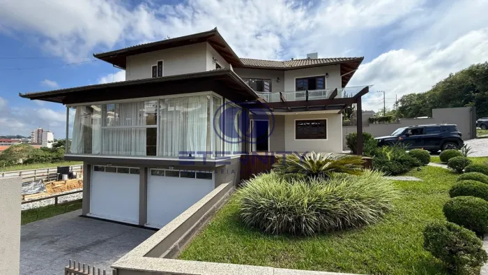 Casa à Venda no Centro de São Bento do Sul, 230m², 3 Suítes