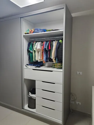 Guarda roupas - muito novo