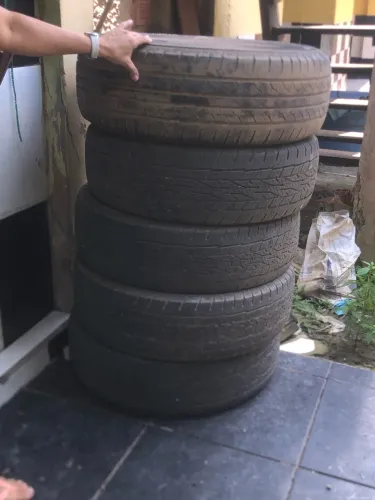 Vende-se pneus de camionete