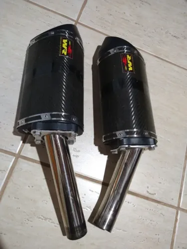 Ponteira de Escapamento Duplo, marca WR, acabamento fibra de carbono