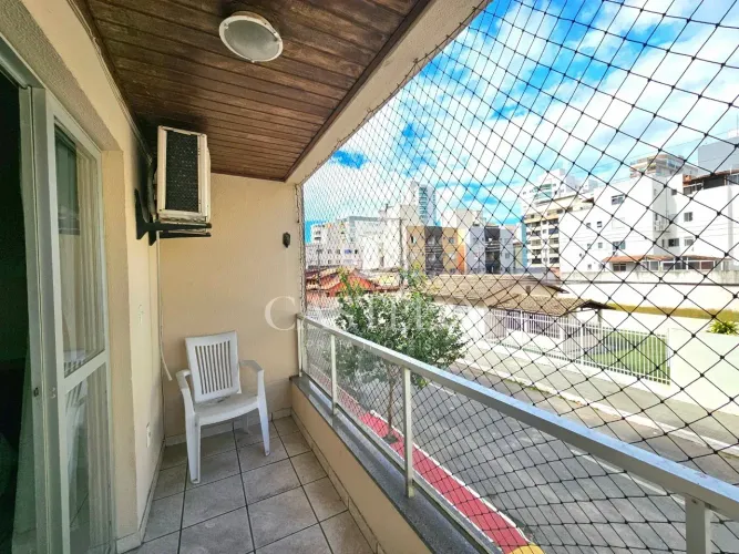 Aluga se apto 2 quartos/suíte, 1° andar com área lateral, excelente localização na Praia d