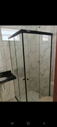 Box para banheiro, espelhos, gabinete para pias, portas sobre trilhos etc