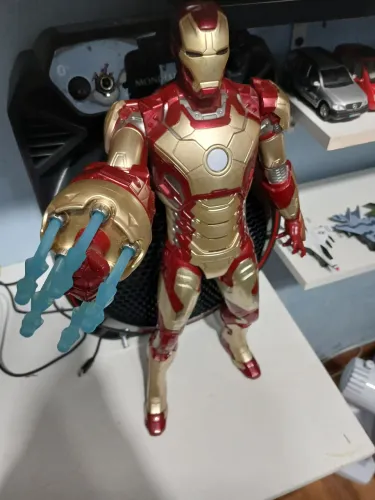 Boneco Homen de Ferro eletrônico.