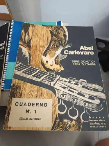 Vendo livros de violão e partituras são 4 cuaderno  .