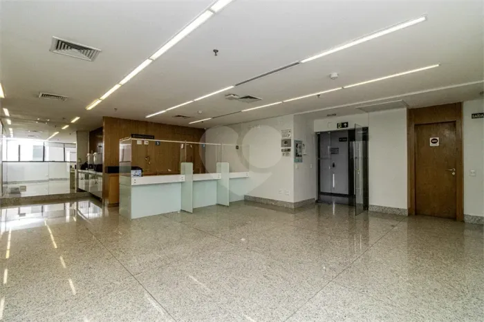 Laje Corporativa com 280 m2 e 6 vagas na Liberdade.