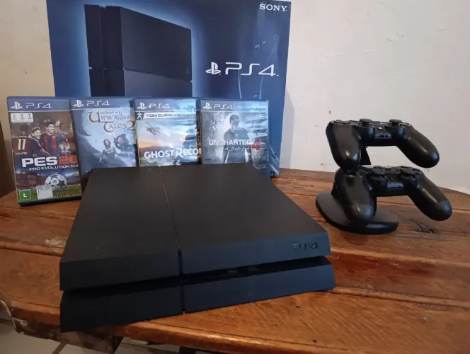 PS4 na caixa, 2 controles perfeitos + base de carregamento e 4 jogos!