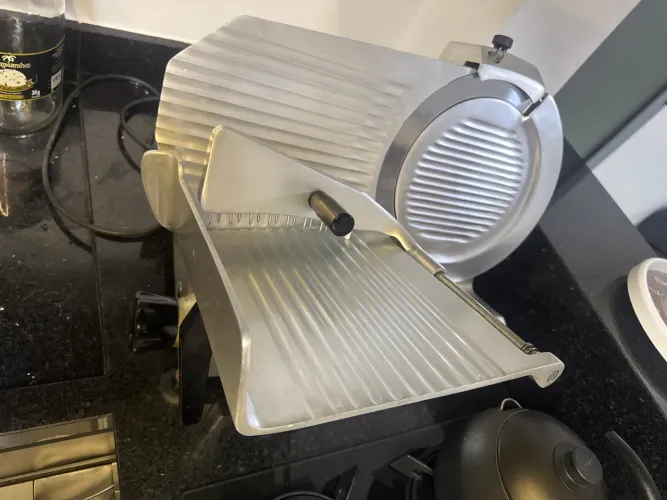 Máquina de fatiar frios revisada