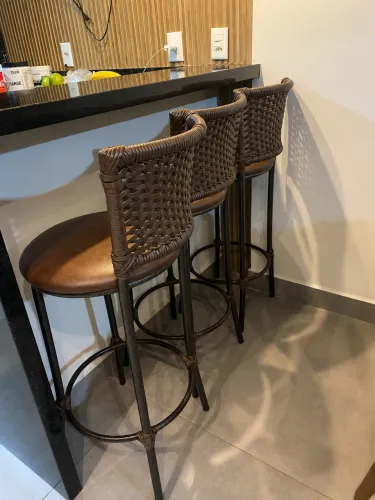 Conjunto com 3 banquetas altas para balcão/cozinha.