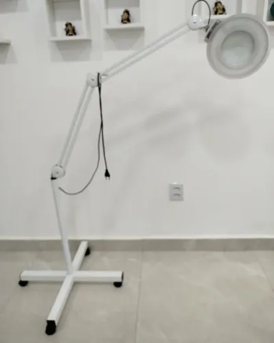 Lupa com led e tripé
