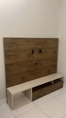 Painel para TV com Bancada Amadeirada e Nichos - Ótimo Estado