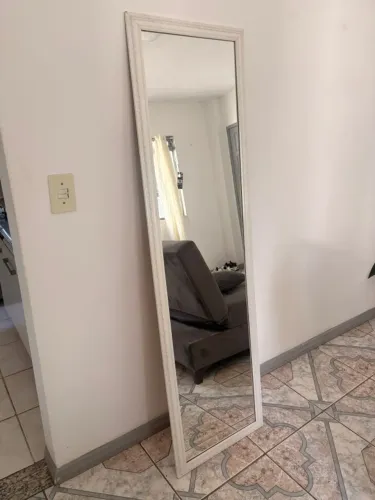 Espelho com moldura branca