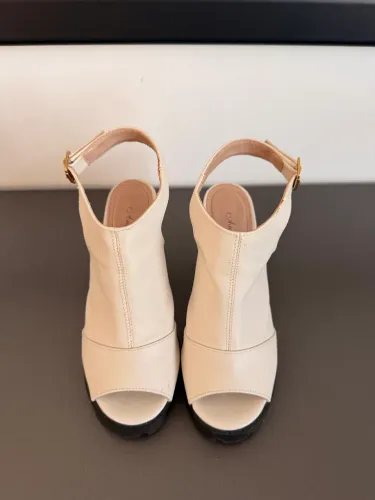 Sandália off-white salto tratorado
