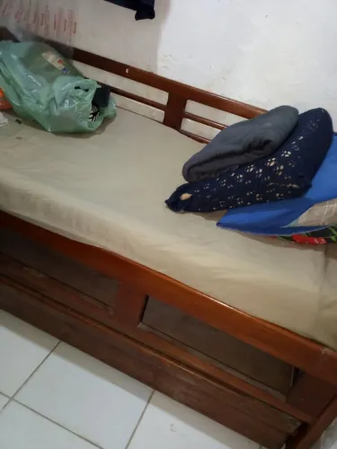 Cama de madeira em boa condições valor r$ 400 São uma em cima e outra embaixo