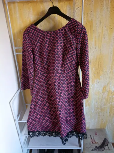Vestido meia manga, forrado, ajustado no peito e cintura, decote nas costas, também 46 