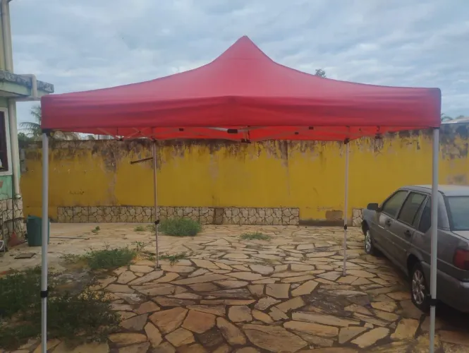 Vende se tenda 3 por 3 com tenda lateral semi nova.