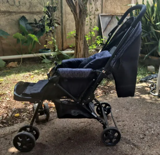 Carrinho de bebê + bebê conforto 300,00